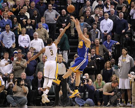 Klay Thompson drains last-second jumper as Warriors sneak out win over Kings